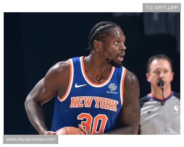 朱利叶斯·兰德尔挡拆强势拉开空间助尼克斯提升关键时刻得分效率